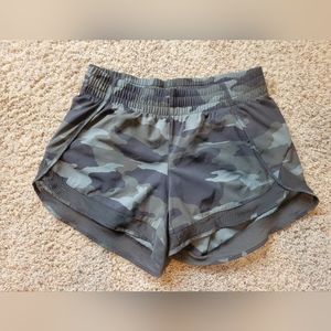 Athleta Camo Printed Mesh Racer Run 4" shorts Women's Size XS